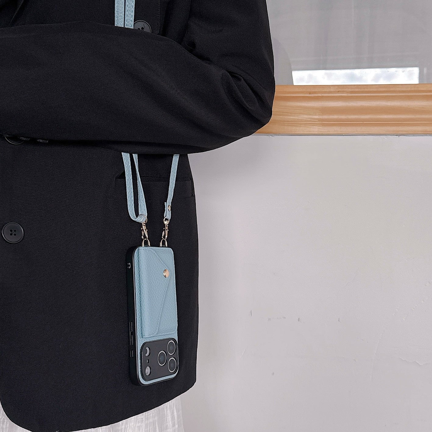 Einfache Umhängetasche aus Leder für Handy mit Schulterriemen