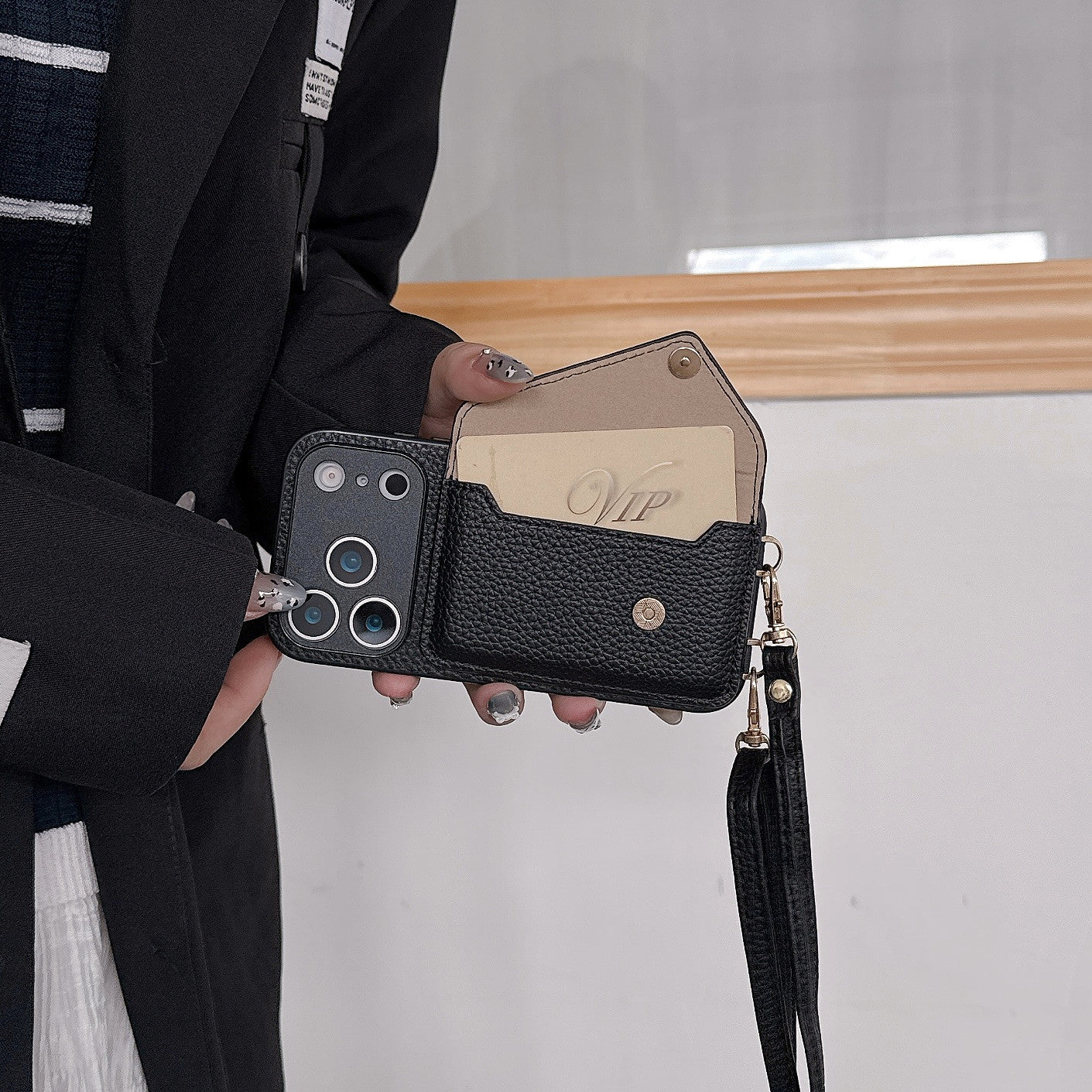 Einfache Umhängetasche aus Leder für Handy mit Schulterriemen